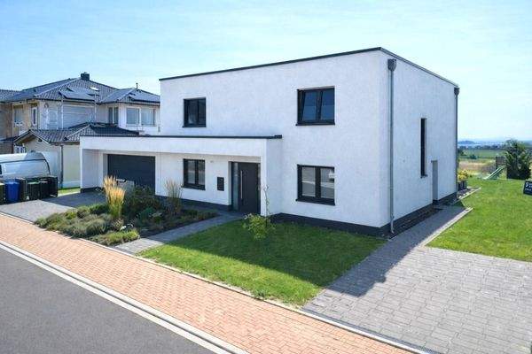 Vorderansicht mit Doppelgarage