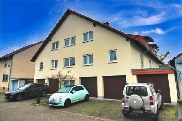 Front mit Garagen/Stellplätzen
