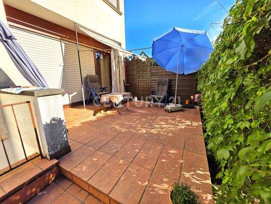 gemütliche ca. 15m² große Terrasse hinter dem Haus
