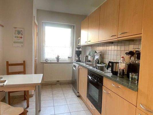 Küche mit Einbauküche und Essplatz