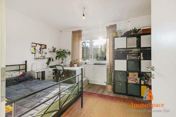 Schlafzimmer mit Home-Office-Ecke