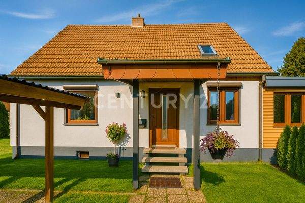 Repräsentative Straßenansicht mit Doppelgarage, Carport und