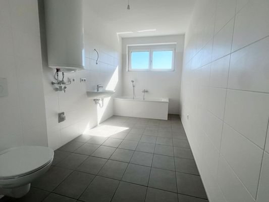 Badezimmer mit Wanne & Toilette