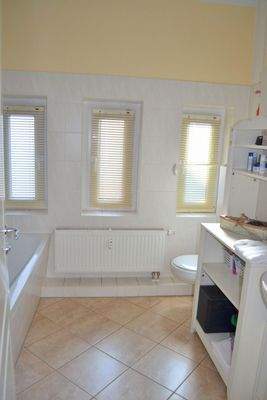 Tageslichtbad mit Wanne