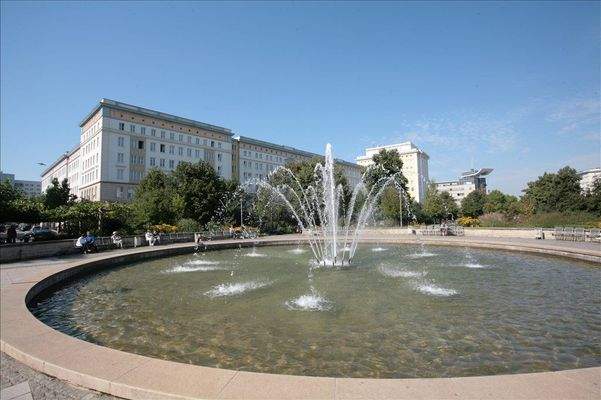 Brunnen mit Hausans.