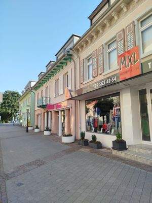 Ladenansicht mit Fußgängerzone