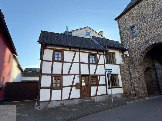 Ansicht Fachwerkhaus mit dahinterliegendem Wohnhaus