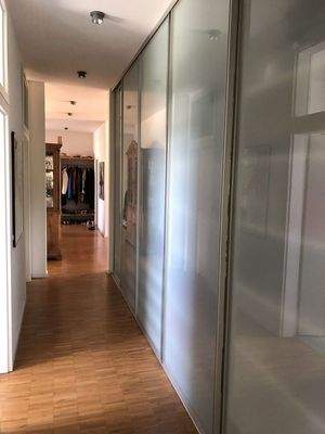 Flur mit Einbauschränken