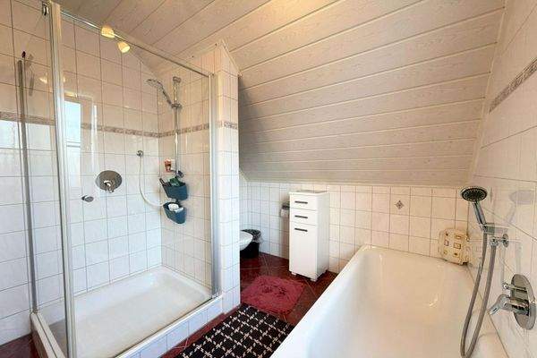 1.OG Bad mit Dusche und Wanne II