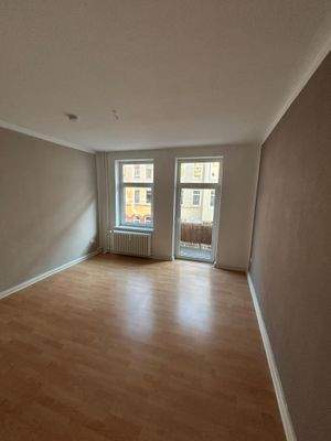 Whg. 1. OG, Blick ins Wohnzimmer.JPG