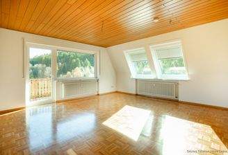 Wohnzimmer mit Balkon DG