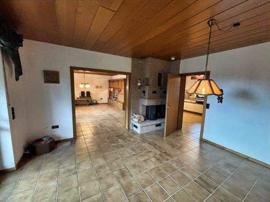 Esszimmer / Blick in die Küche / Wohnzimmer