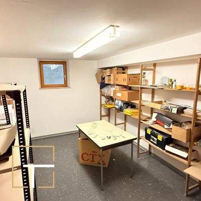 Lagerraum mit Regalen