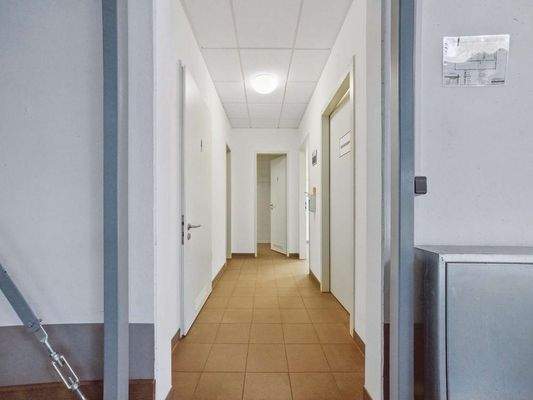 Flur mit WC und Nebenräumen