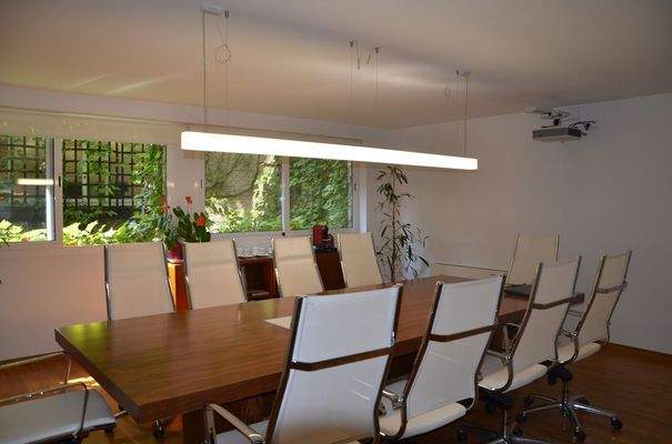 Lichtdurchfluteter Büroraum