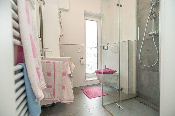 Minimalistisch und edel ist das Duschbad gestaltet