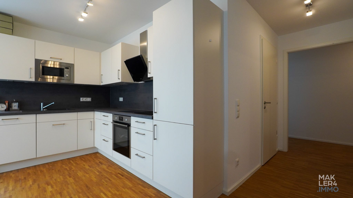 Moderne Einbauküche mit weißen Fronten