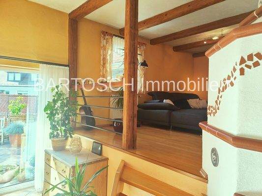 Blick zum Wohnzimmer und Balkon