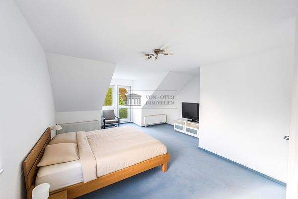 Großes Schlafzimmer im Dachgeschoss