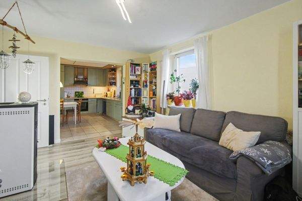 Wohnzimmer mit offener Küche