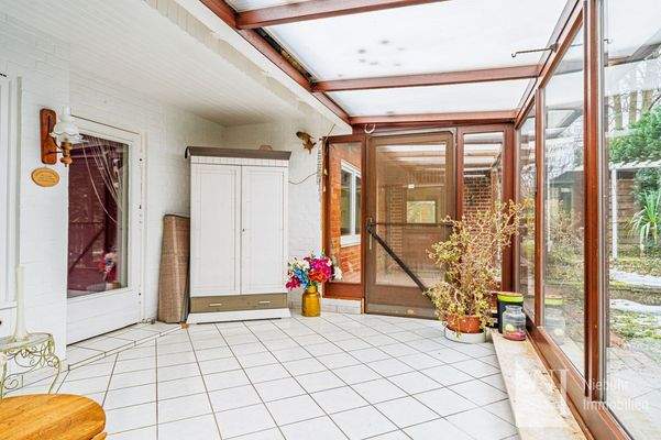 Wintergarten mit Ausgang in den Garten 