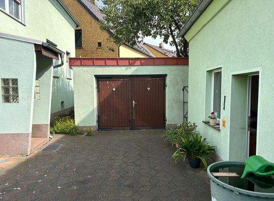 Blick zur Garage, Hauseingang und Partyraum