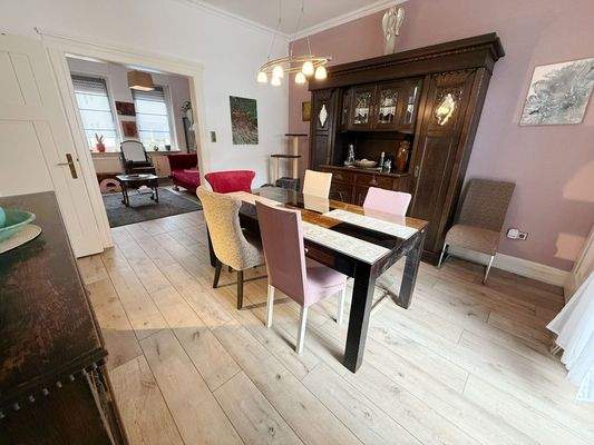 Esszimmer mit Zugang in den Garten