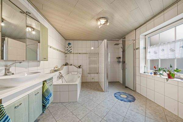 Badezimmer mit Badewanne und ebenerdiger Dusche - EG