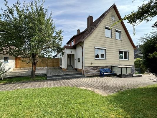 Blick auf Terrasse und Wohnhaus