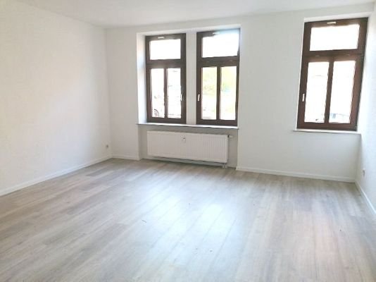 Wohnzimmer mit neuem Laminat