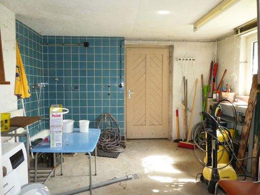 Waschküche mit Tür zum Garten