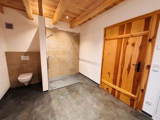 Bad mit Dusche Blickwinkel 2