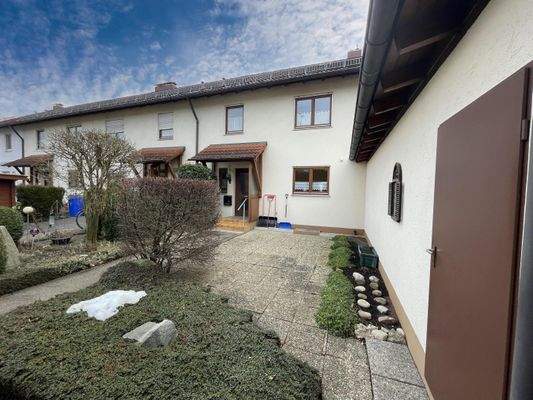 "Vorgarten" mit Garagentüre