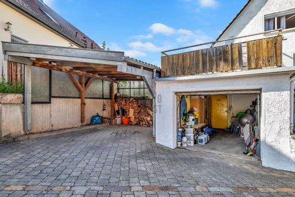 Garage mit Stellplatz