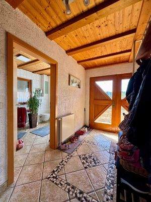 Flur, Blick zum Badezimmer mit Dusche