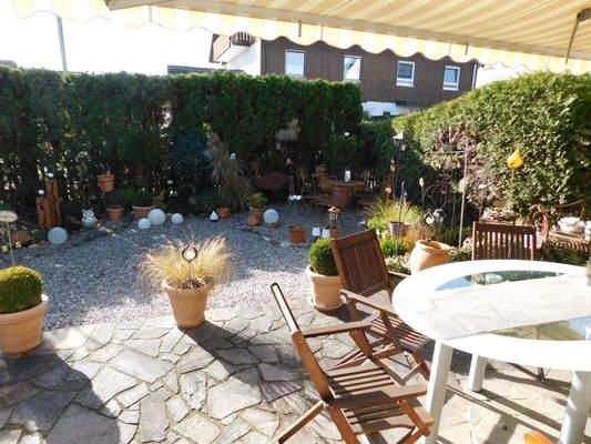 Terrasse und Garten.JPG