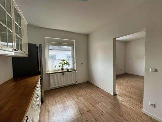 Blick von der Küche in das Esszimmer