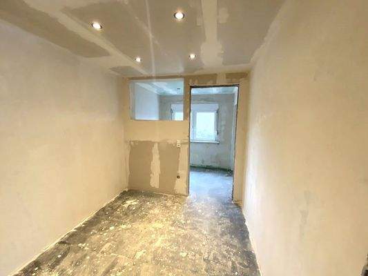 Obergeschoss: Vorraum zum geplanten Tageslichtduschbad / Hauseingangsseite