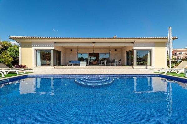 Großer, einladender Pool