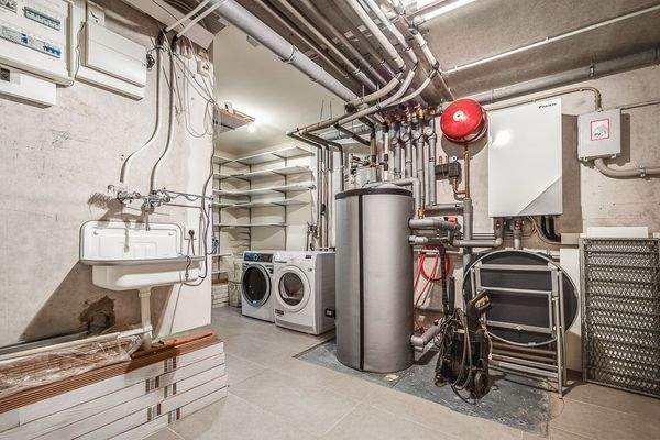 Technikraum mit Waschmaschinenanschluss (UG)