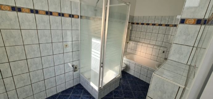 Bad mit Dusche und Wanne