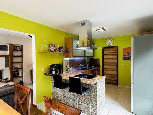 Blick zur offenen Küche