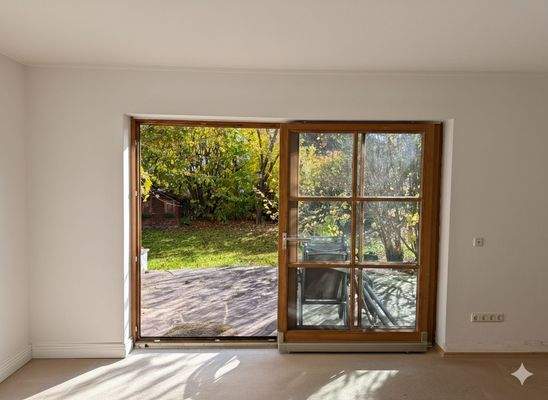 Wohnzimmer mit Zugang zur Terrasse