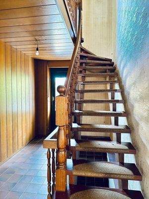 Der Flur im Erdgeschoss mit Zugang zur Terrasse