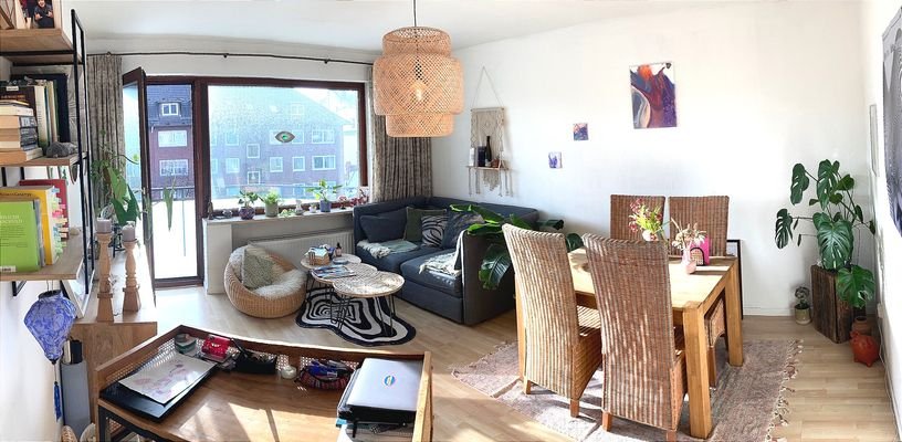 Wohnzimmer mit Balkon