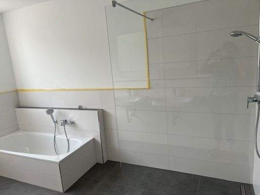 Badewanne - Dusche DG