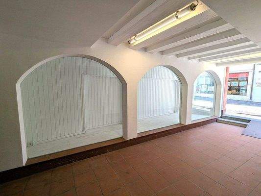 Großzügige Schaufensterflächen