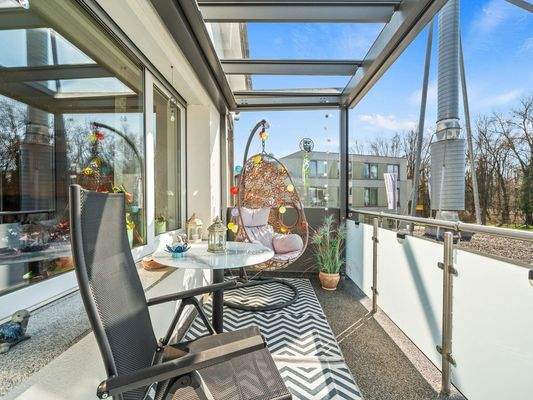 Balkon mit neuwertiger Glasüberdachung