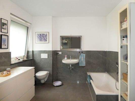 Tageslichtbad mit Wanne und Dusche