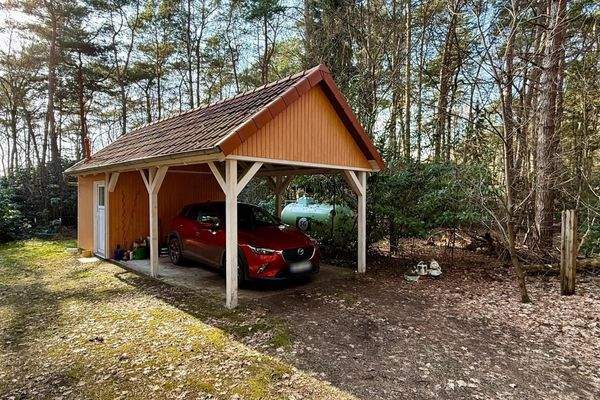 Carport mit Heizungs- und Hauswirtschaftsraum.